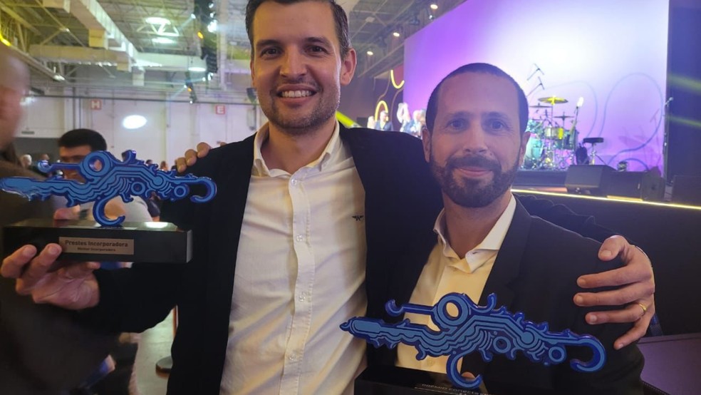 Marcos Carneiro e Jeremie Sebban, representando a Prestes nas duas categorias — Foto: divulgação/Prestes